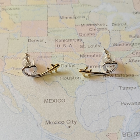 Heart and plane travel silver stud earrings - Picture 4 of 7